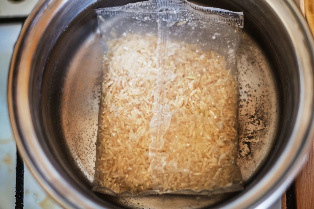 Unikaj takiego gotowania ryżu — woreczki zawierają związek chemiczny, który może być szkodliwy