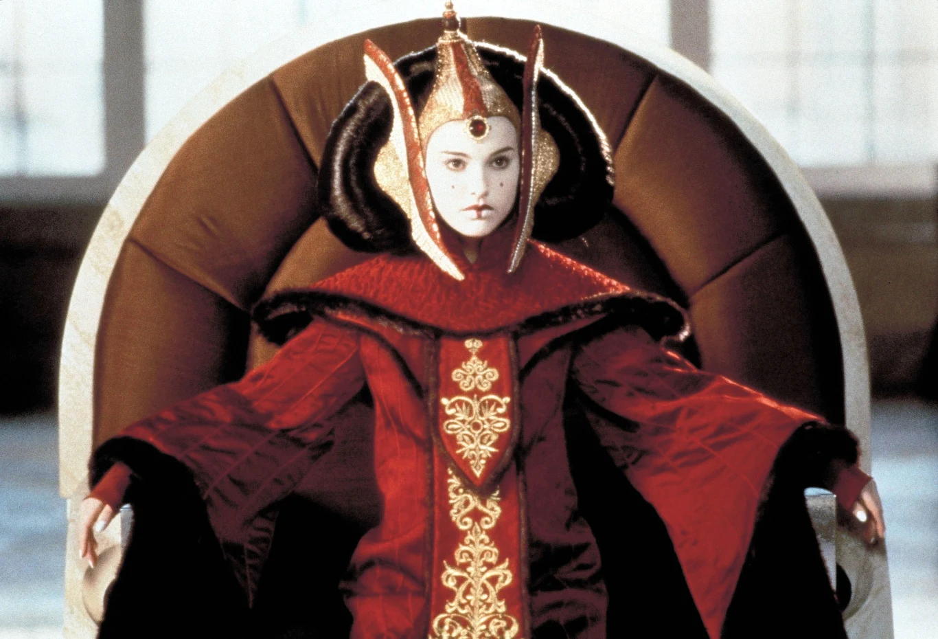 W 1999 roku Portman otrzymała rolę królowej Amidali w trylogii prequeli "Gwiezdnych wojen". Aktorka przyznała, że przed angażem nigdy wcześniej nie widziała żadnego filmu z tego uniwersum. Nie odróżniała ich wówczas od "Star Treka". Portman wystąpiła w trzech filmach serii: "Mrocznym widmie" (1999), "Ataku klonów" (2002) i "Zemście Sithów" (2005). Rola Amidali uważana jest za jedną z najgorszych w jej karierze. Do historii przeszły jednak wymyślne suknie, w których jej postać pojawiała się na ekranie. 

Na zdjęciu: Natalie Portman w filmie "Gwiezdne wojny: Mroczne widmo"