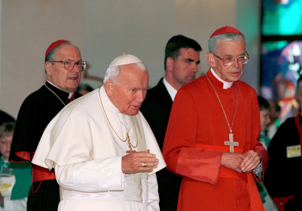 Jan Paweł II i kardynał Franciszek Macharski podczas papieskiej pielgrzymki do Polski, rok 1997