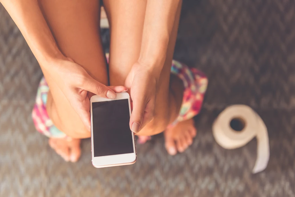 Nie chcesz, aby twój telefon stał się siedliskiem bakterii? Nie zabieraj go do toalety