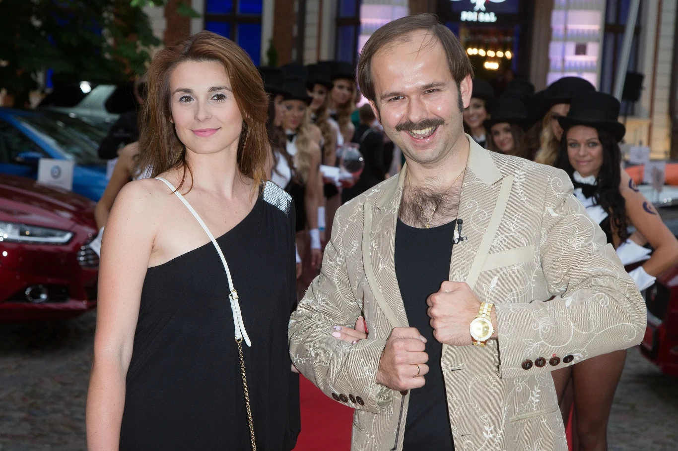 Jako "gwiazda rock polo" o pseudonimie Sławomir wokalista zadebiutował w Dzień Kobiet 2014 r. To wtedy premierę miał utwór "Megiera", a Sławomir Zapała pokazał swój nowy wizerunek - charakterystyczny wąs, zaczeska na głowie czy bujne owłosienie na klacie, Volkswagen Golf 3, a także powiedzonka "Cześć tu Sławomir" i "czuć piniądz". Kajra i Sławomir w czerwcu 2015 r.