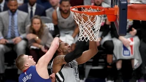 Nikola Jokić próbuje zatrzymać LaMarcusa Aldridge'a