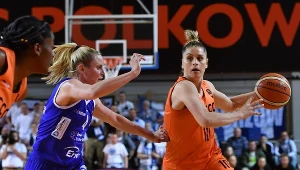 Koszykarka CCC Polkowice Johannah Leedham (P) i Katarzyna Dźwigalska (L) z InvestInTheWest Enei Gorzów Wlkp. 
