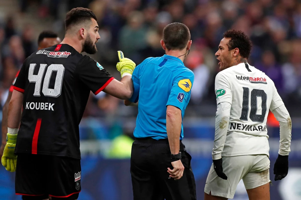 Neymar (z prawej) w meczu ze Stade Rennes Neymar (z prawej) w meczu ze Stade Rennes