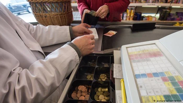 W przymusowych sytuacjach bezrobotni w RFN mogą odebrać zapomogę w kasie supermarketu czy drogerii