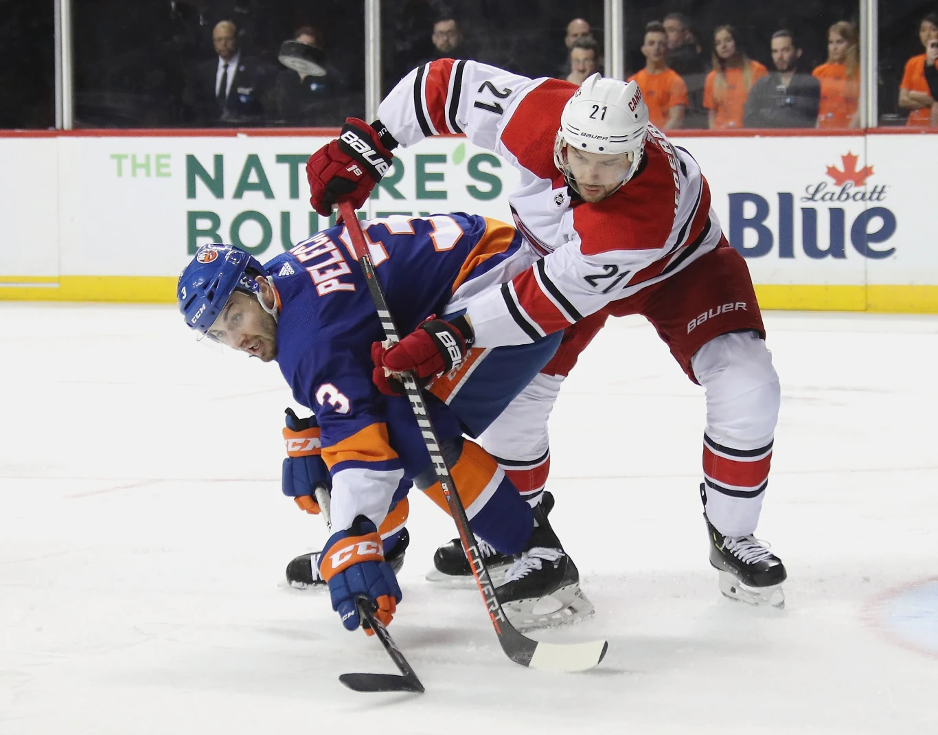 Nino Niederreiter z meczu z New York Islanders Nino Niederreiter z meczu z New York Islanders