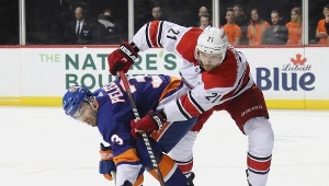 Nino Niederreiter z meczu z New York Islanders