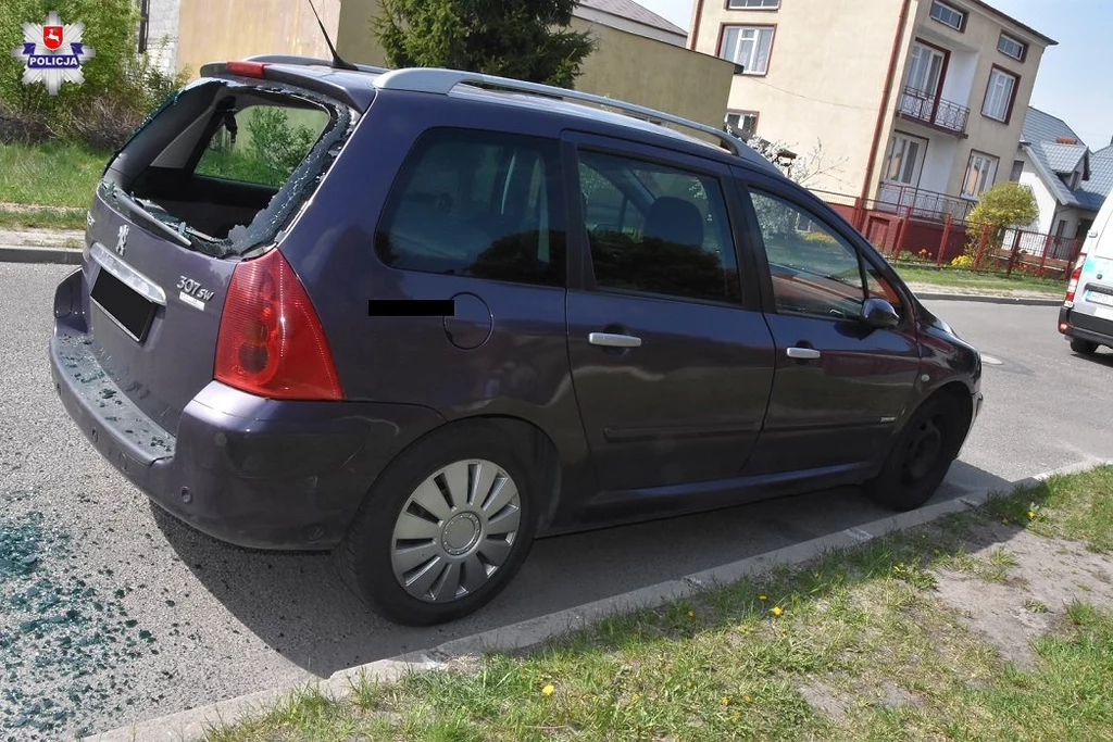 17-latek z taką siłą uderzył w auto, że rozbił szybę