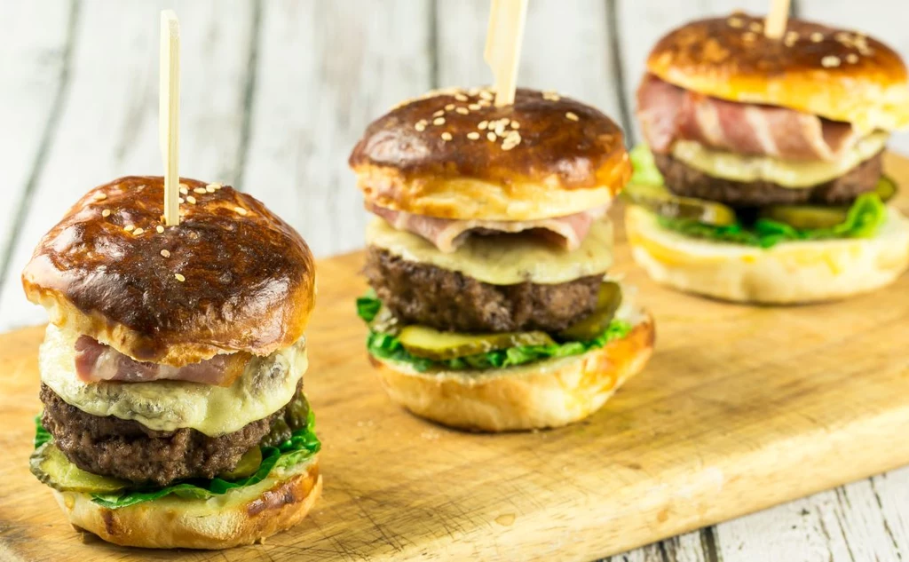 Mini burgery świetnie się sprawdzają na męskich spotkaniach