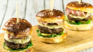 Na szlaku smaku. Męskie grillowanie: Mini burgery