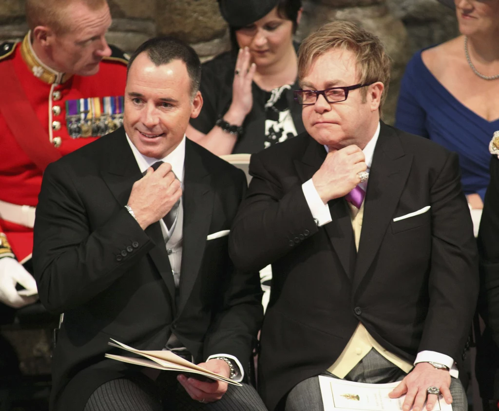 Elton John z mężem podczas ceremonii ślubnej Elton John z mężem podczas ceremonii ślubnej