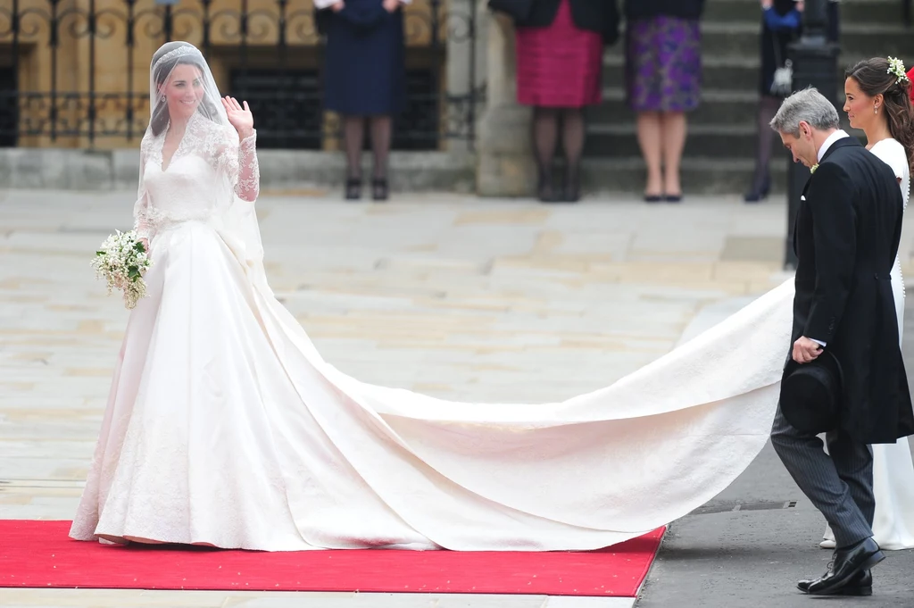 Ślub odbył się 29 kwietnia 2011 roku, a jego transmisję na całym świecie oglądało ponad dwa mld osób. Tata Kate Middleton odprowadzał ją do ołtarza, a siostra pomagała jej nieść tren. Ślub odbył się 29 kwietnia 2011 roku, a jego transmisję na całym świecie oglądało ponad dwa mld osób. Tata Kate Middleton odprowadzał ją do ołtarza, a siostra pomagała jej nieść tren.