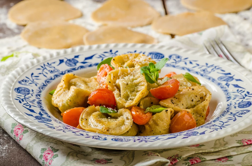 Tortellini do sałatki może być nadziewane mięsem, serem lub warzywami