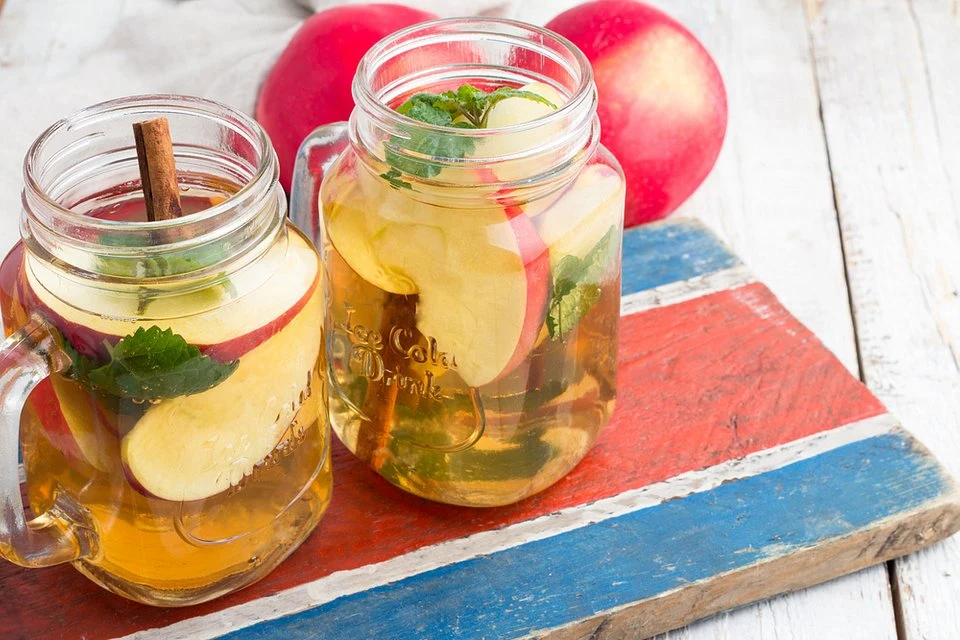 Kompot jabłkowy jest idealny do podawania zarówno na ciepło, jak i zimno. 