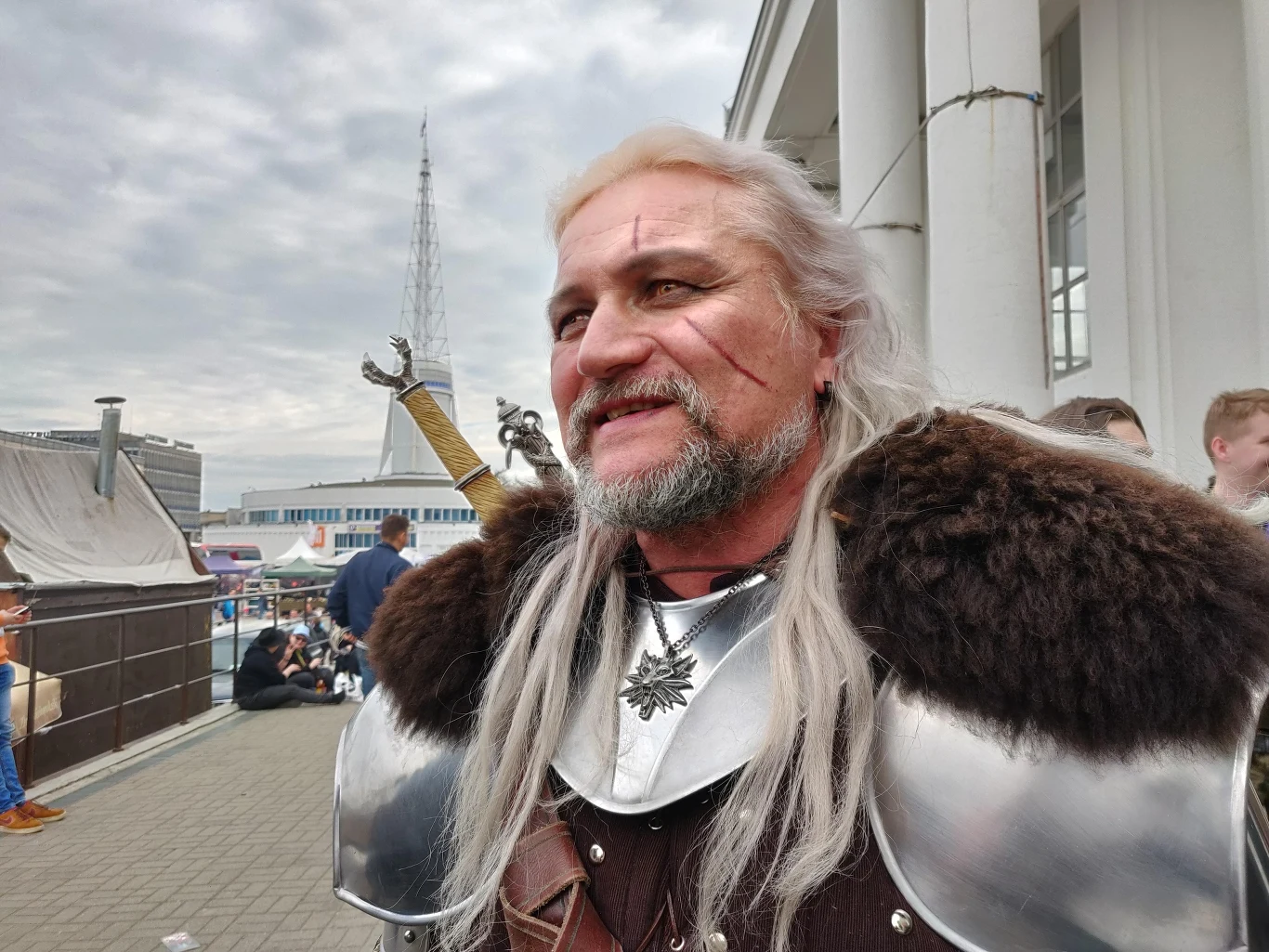 - Obecnie zawód wiedźmina faktycznie stracił na popularności - żalił się najpopularniejszy polski bohater fantasy. - Coraz ciężej znaleźć zajęcie. Ale poczekamy, zobaczymy. Teraz na świecie mnoży się od różnorakich mutantów, być może za parę lat znowu nasze usługi będą potrzebne?