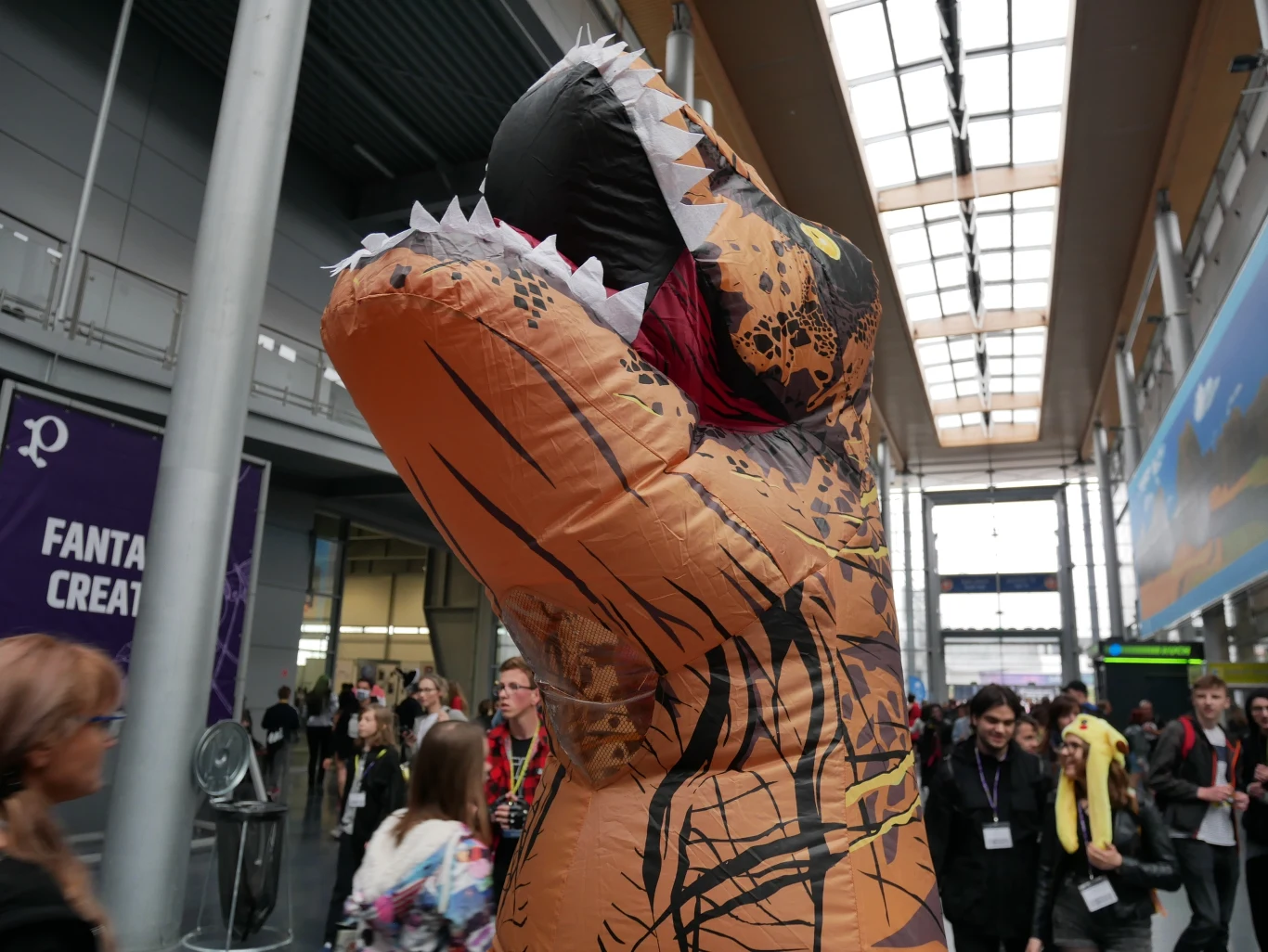 - Ochrona zagrożonych gatunków w tym kraju jest, delikatnie mówiąc, do chrzanu - irytował się T-Rex. - Kiedyś były nas setki tysięcy, a dzisiaj widziałem łącznie ze mną tylko czterech przedstawicieli naszego gatunku.