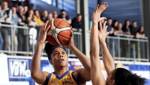 Koszykarka Arki Gdynia Nia Coffey (z lewej) i Cierra Burdick (P) z 1KS Ślęzy Wrocław