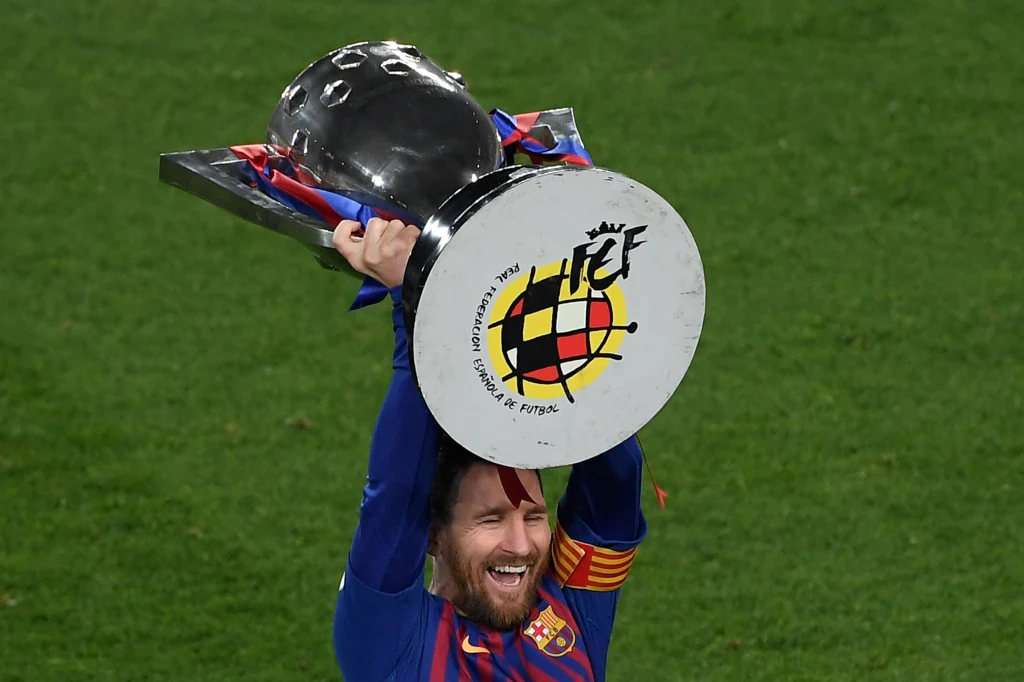 Lionel Messi z trofeum za wygranie ligi Lionel Messi z trofeum za wygranie ligi