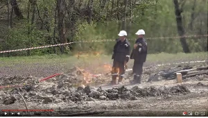 Spod ziemi wciąż wydostaje się gaz wciąż płonie, zdjęcie pochodzi z filmu opublikowanego przez Portal HaloGorlice
