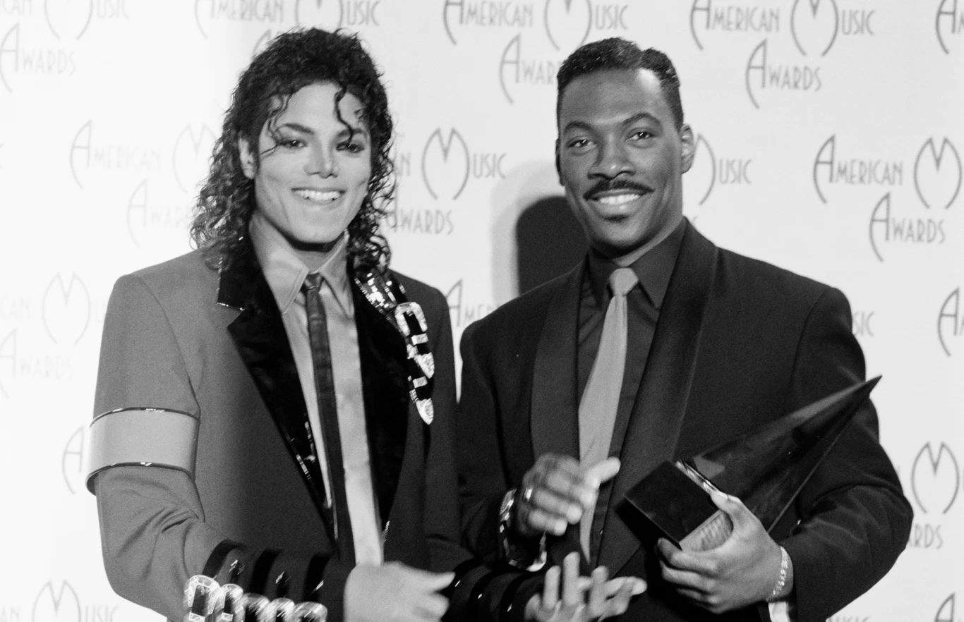Michael Jackson i Eddie Murphy wystąpili razem w teledysku "Remember the Time" nakręconym przez Johna Singletona Michael Jackson i Eddie Murphy wystąpili razem w teledysku "Remember the Time" nakręconym przez Johna Singletona