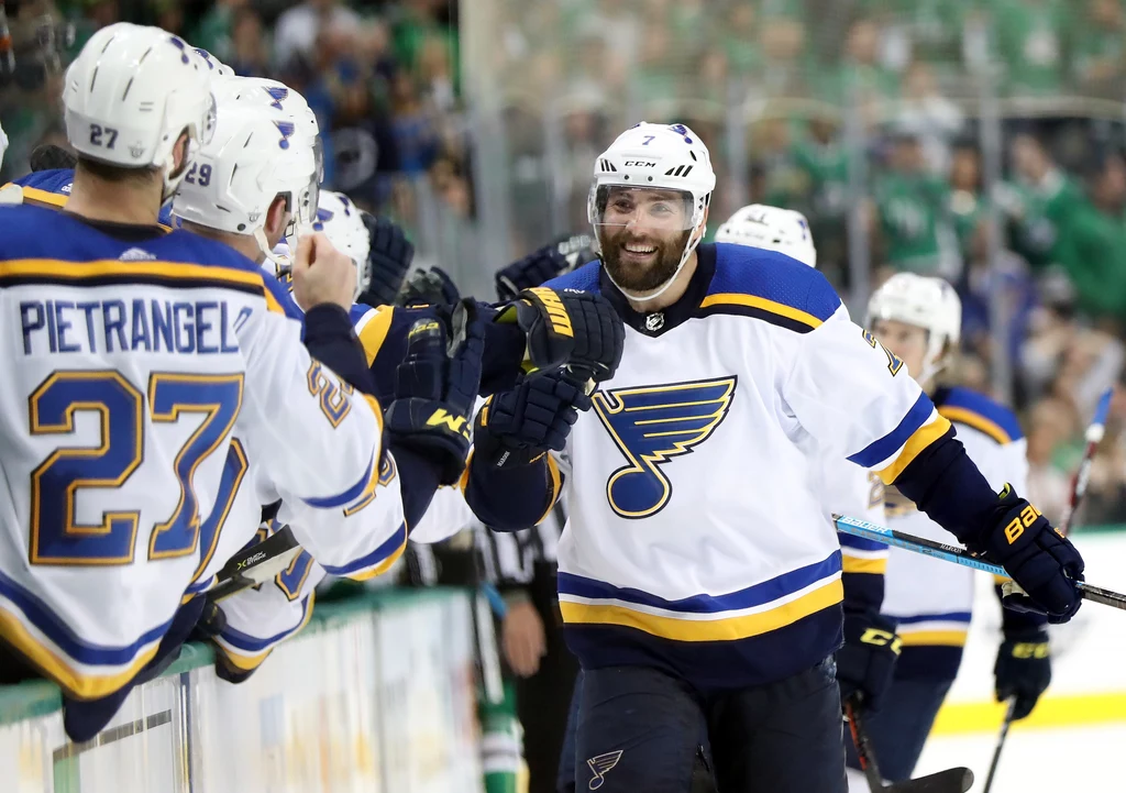 Pat Maroon odbiera gratulacje od kolegów