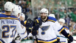 Pat Maroon odbiera gratulacje od kolegów