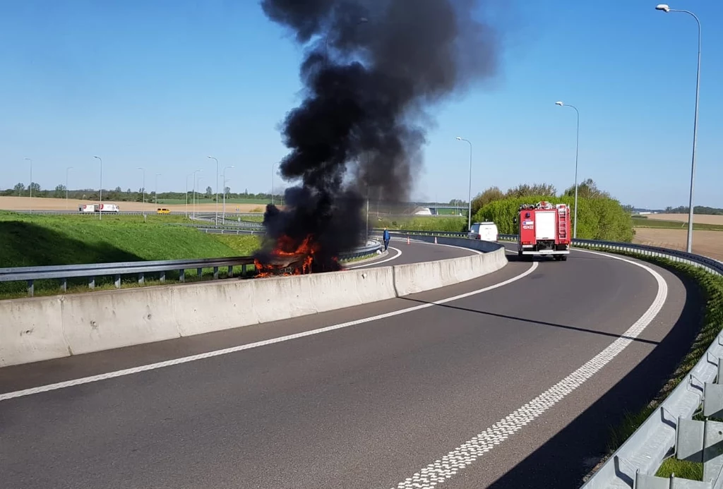 Samochód doszczętnie spłonął