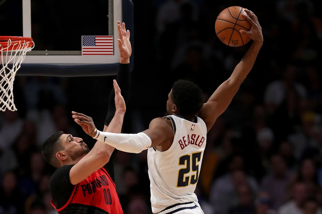Malik Beasley z Denver Nuggets kontra Enes Kanter Malik Beasley z Denver Nuggets kontra Enes Kanter