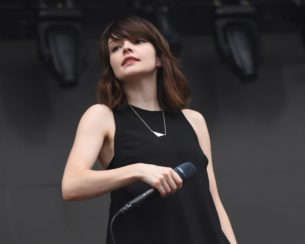 Lauren Mayberry boi się przebywać w domu po pogróżkach ze strony fanów Browna