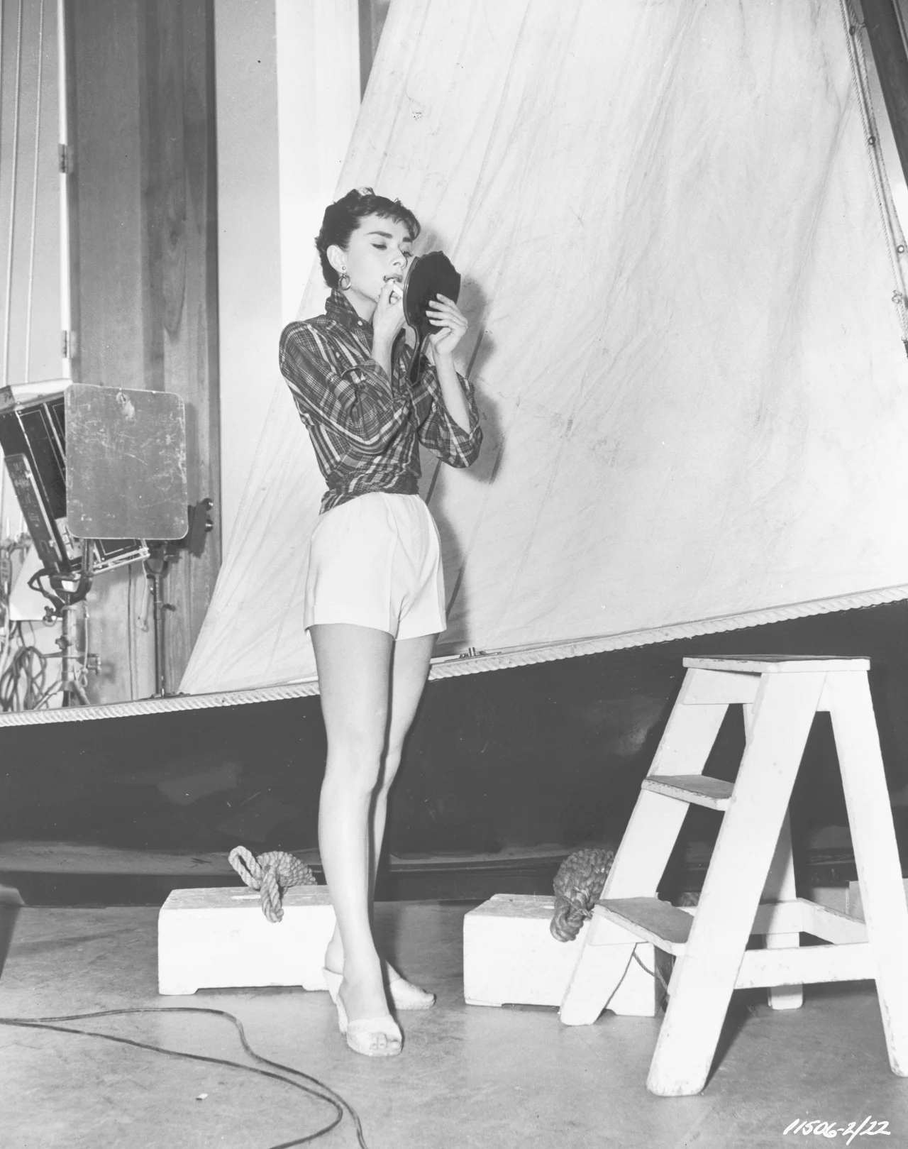 Jej syn opowiadał anegdotę z planu tego filmu. Mówił, że podczas kręcenia "Rzymskich wakacji" głównym projektantem dla Paramount była Edith Head. W swoich notach do kostiumów miała uwagi, że musi poprawić sukienkę, żeby zatuszować mankamenty Audrey Hepburn, "ponieważ czegoś jest za dużo, a czegoś za mało". "Wiadomo, że taka krytyka wpływa na człowieka. Mama nigdy nie prosiła się o to, żeby być gwiazdą filmową, stała się nią. Ale w tym samym momencie słyszała - jesteś gwiazdą, ale nie jesteś piękną kobietą, musisz poprawić pewne rzeczy. Przezwyciężyła to na przestrzeni lat, ale jej głównym oparciem była ciężka praca" - powiedział syn aktorki.

Na zdjęciu: Audrey Hepburn na planie "Sabriny" (1954)