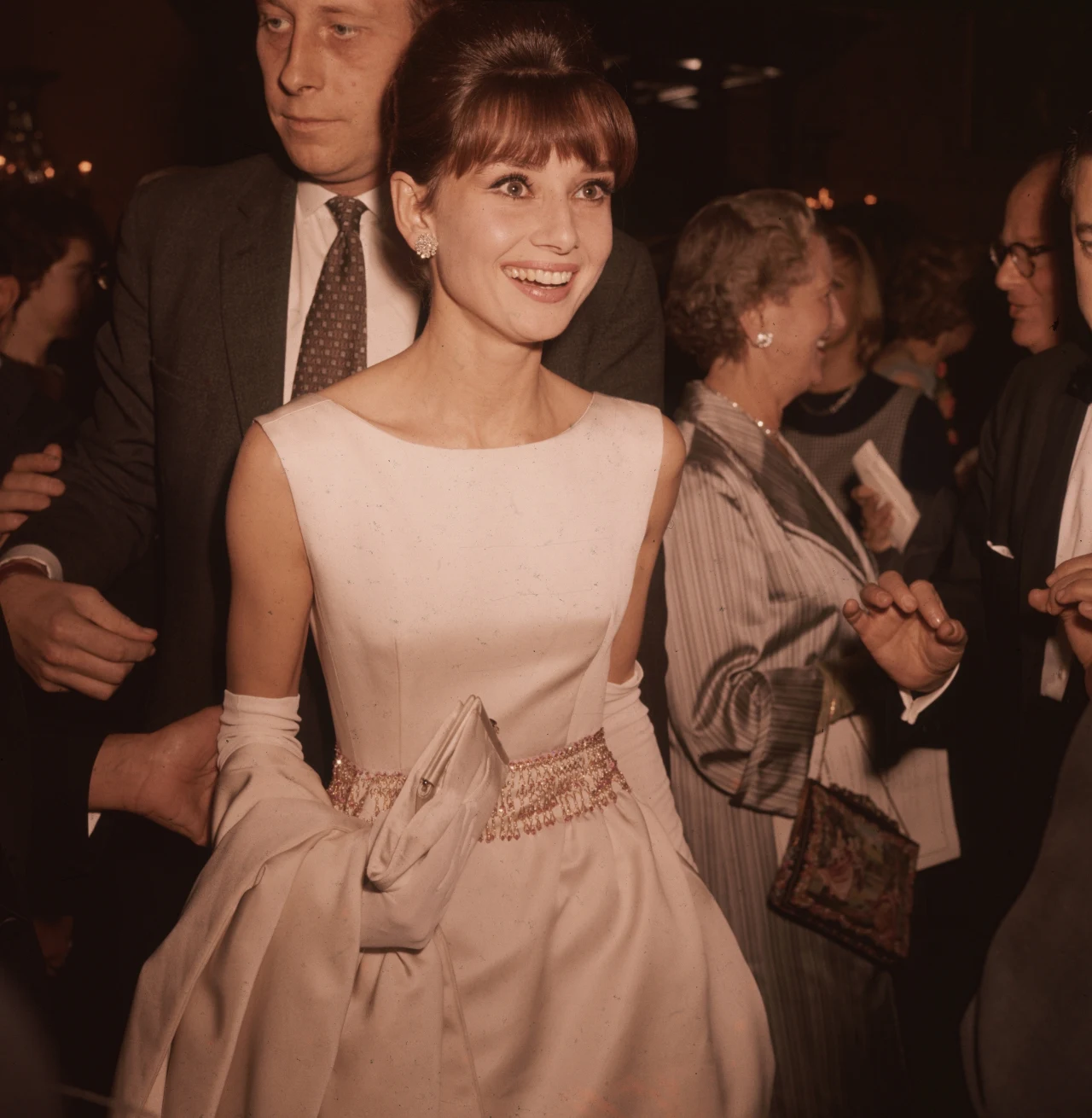 Największą sławę przyniosła jej rola Holly Golightly w "Śniadaniu u Tiffany'ego" (1961) w reżyserii Blake'a Edwardsa na podstawie noweli Trumana Capote. W 1964 r. wystąpiła w musicalu kostiumowym "My Fair Lady" George'a Cukora. Dotti podkreśla jednak, że jego mama nie żyła jak gwiazda. "Gwiazdy dla wszystkich z nas są kimś innym i wyjątkowym - skandale, drogie samochody, dramaty. To do niej nie pasowało" - przekonywał.

Na zdjęciu: Audrey Hepburn