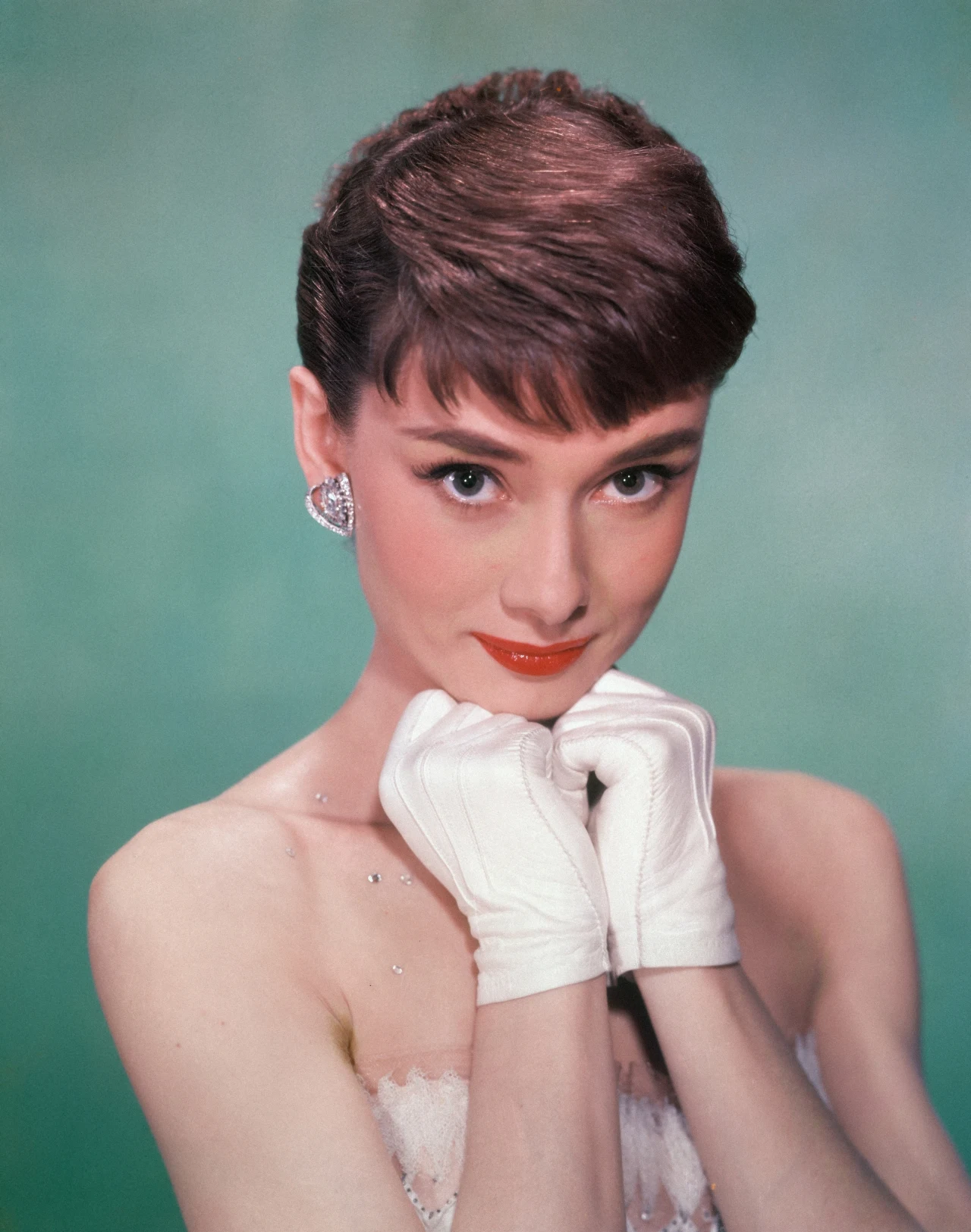 Audrey Hepburn (właśc. Audrey Kathleen van Heemstra Ruston) urodziła się w Brukseli. Po latach opowiadała: "Trzy tygodnie później zmarłam na koklusz i narodziłam się ponownie, dzięki modlitwom i klapsom mojej matki". Ojcem Audrey był Anglik - Anthony Joseph Victor Ruston (nazwisko jednego z przodków - Hepburn zostanie dodane do nazwiska Audrey 6 kwietnia 1939 r.), a matką Holenderka Ella van Heemstra.

Na zdjęciu: Audrey Hepburn