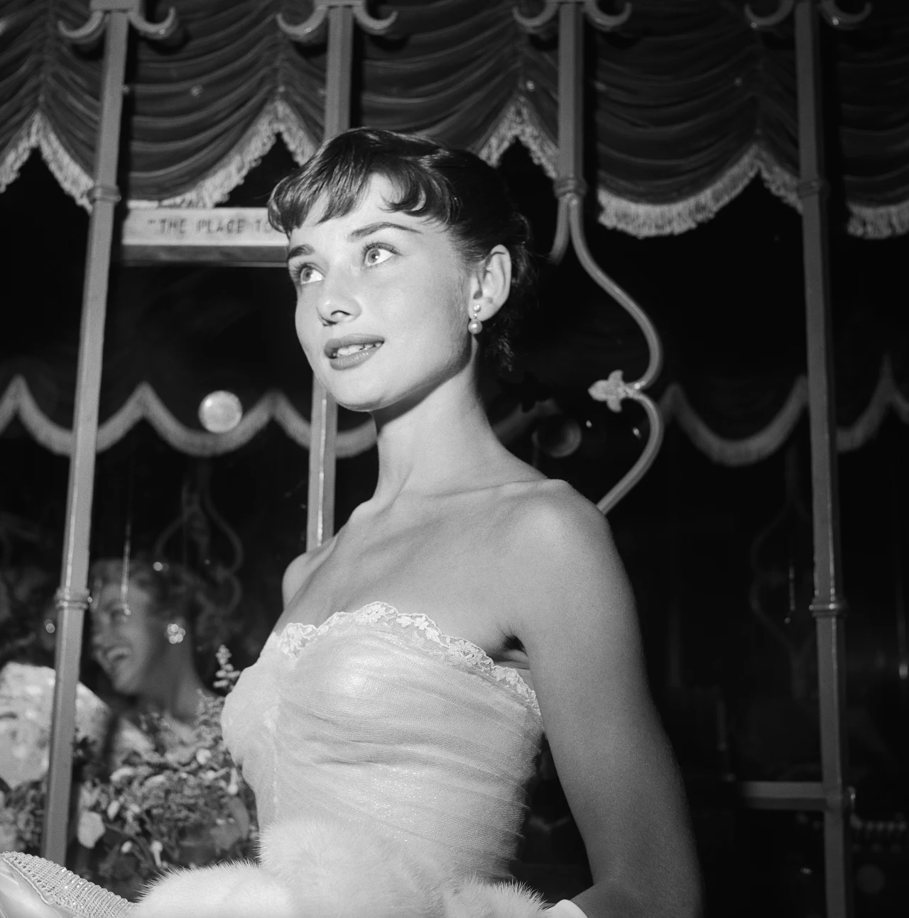 Kiedy "Rzymskie wakacje" weszły do kin w 1953 r., Audrey stała się gwiazdą. "Kiedy żyła, na pewno nie czuła się ikoną, to były inne czasy. Ikoną możesz się stać po śmierci, albo jeżeli tragicznie umrzesz tak jak James Dean albo Marilyn Monroe. Życie mojej mamy było dostępne dla innych, wszyscy wiedzieli, gdzie mieszka. Nie miała samochodu, wszędzie chodziła na piechotę. Znała wszystkich na ulicach i witała się z innymi" - zaznaczył w rozmowie z PAP Dotti.

Na zdjęciu: Audrey Hepburn na premierze "Rzymskich wakacji" (1953)