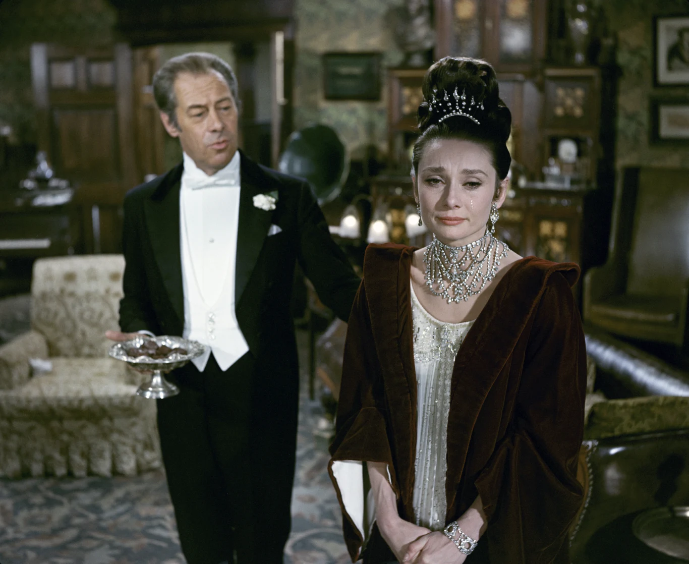 Mimo upływu 26 lat od jej śmierci Audrey Hepburn wciąż pozostaje niedoścignioną ikoną stylu. Jej stroje do takich filmów jak "Sabrina" czy "Śniadanie u Tiffany'ego", m.in. słynną sukienkę ze sceny otwierającej film, zaprojektował francuski kreator Hubert de Givenchy. Hepburn jest inspiracją dla projektantów mody, gwiazd, a nawet makijażystów i fryzjerów. Do jej stylu odwołują się m.in. aktorki Natalie Portman, Anne Hathaway, Lilly Collins, a ostatnio także księżna Sussex Meghan Markle.

Na zdjęciu: Rex Harrison i Audrey Hepburn w filmie "My Fair Lady"