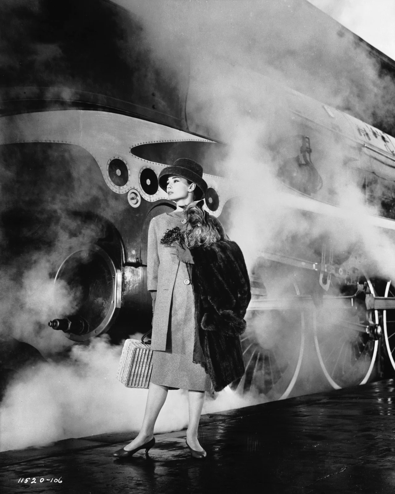 W 1951 r. na planie filmu "Monte Carlo Baby" (reż. Jean Boyer), w którym grała młodą aktorkę, przypadkiem spotkała francuską pisarkę Colette. Dostrzegła ona w Audrey kandydatkę do odtwórczyni głównej postaci w sztuce opartej na jej powieści "Gigi", która miała być grana na Broadwayu.

Na zdjęciu: Audrey Hepburn w filmie "Zabawna buzia"