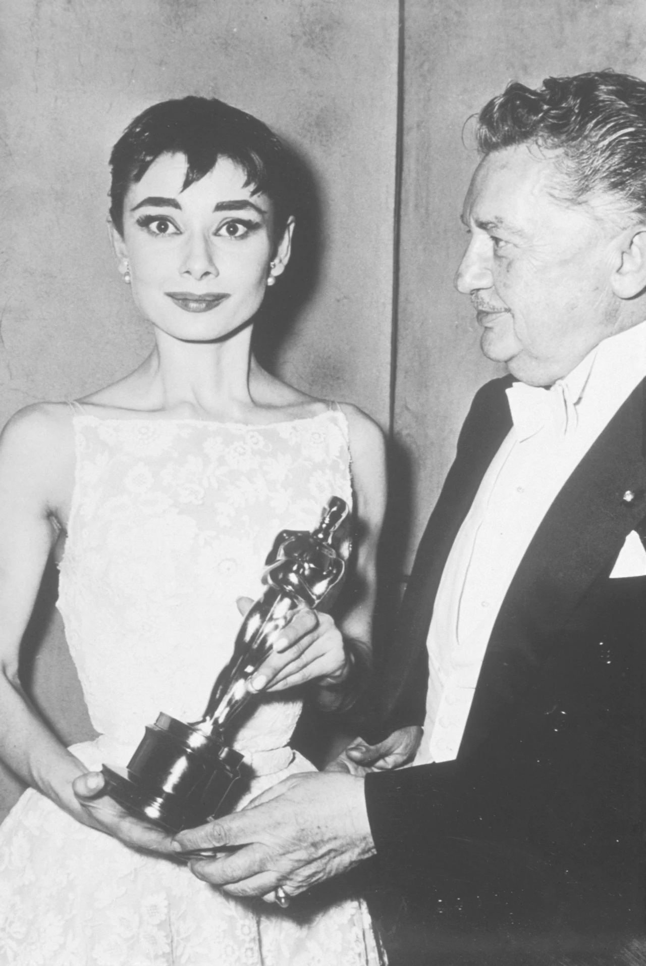 Audrey Hepburn i reżyser Jean Hersholt podczas gali rozdania Oscarów w 1954 roku