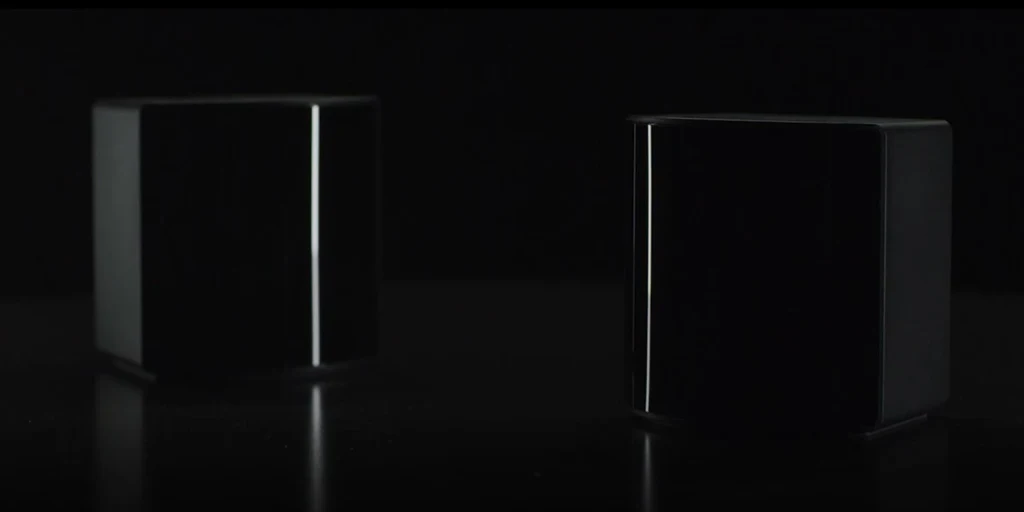 Po kwietniowym przecieku, który zostawił niewiele niedomówień, Valve potwierdziło oficjalnie, że buduje własny zestaw rzeczywistości wirtualnej - Valve Index. Tym razem firma odpowiedzialna także za Steam nie potrzebuje już pomocy ze strony HTC i bierze się za produkcję samodzielnie. Podobnie jak HTC Vive wcześniej, także i Valve Index jest zestawem VR z najwyższej półki, o czym najlepiej świadczy cena urządzenia: 999 dolarów. W przeliczeniu to ponad 3,8 tys. złotych, ale cena w naszym kraju została ustalona znacznie wyżej, na... 4669 złotych. To zapewne przelicznik z euro.