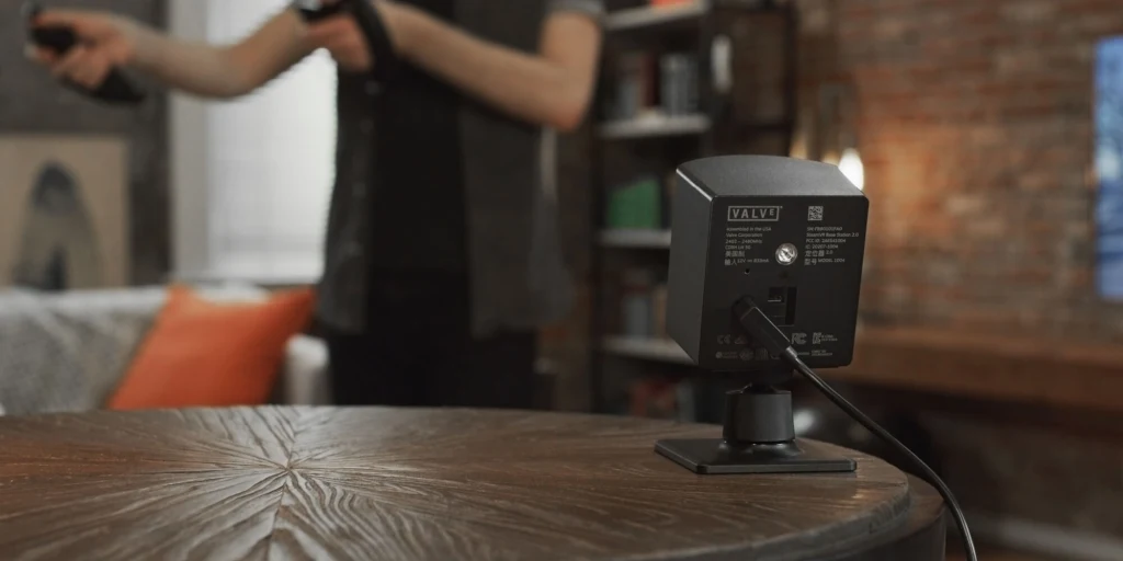 Valve Index pracuje z częstotliwością 120 Hz, ale posiada także pełną kompatybilność wsteczną do 90 Hz i eksperymentalny tryb 144 Hz. „Większa płynność poprawia wygodę użytkowania, pozwalając na komfortowe granie nawet przy długich sesjach” - zapewnia Valve na oficjalniej stronie sprzętu. Optyka to projekt z dwuelementowymi, nachylonymi soczewkami, pole widzenia poprawiono o 20 stopni względem HTC Vive, odległość między źrenicami można dostosować w zakresie 58 mm - 70 mm. Do tego 5-metrowy kabel i metrowe rozwidlenie na złącza: USB 3.0, DisplayPort 1.2 i zasilanie.