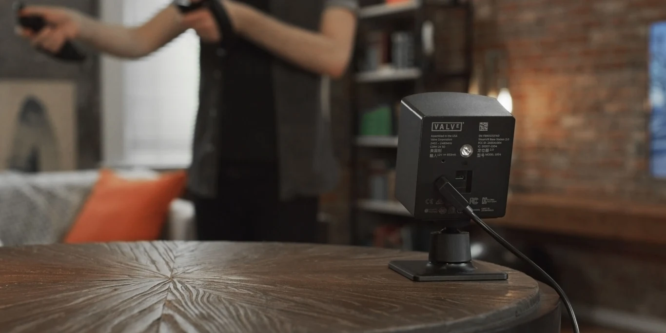 Valve Index pracuje z częstotliwością 120 Hz, ale posiada także pełną kompatybilność wsteczną do 90 Hz i eksperymentalny tryb 144 Hz. „Większa płynność poprawia wygodę użytkowania, pozwalając na komfortowe granie nawet przy długich sesjach” - zapewnia Valve na oficjalniej stronie sprzętu. Optyka to projekt z dwuelementowymi, nachylonymi soczewkami, pole widzenia poprawiono o 20 stopni względem HTC Vive, odległość między źrenicami można dostosować w zakresie 58 mm - 70 mm. Do tego 5-metrowy kabel i metrowe rozwidlenie na złącza: USB 3.0, DisplayPort 1.2 i zasilanie.
