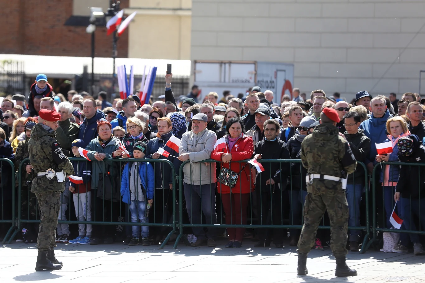 Przygotowania do uroczystości na Placu Zamkowym w Warszawie