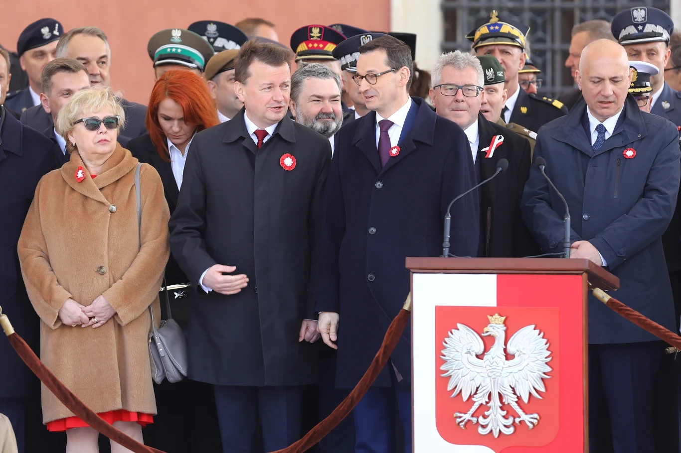 I prezes SN Małgorzata Gersdorf, minister obrony narodowej Mariusz Błaszczak, premier Mateusz Morawiecki, europoseł Ryszard Czarnecki i minister spraw wewnętrznych i administracji Joachim Brudziński podczas uroczystości na Placu Zamkowym w Warszawie