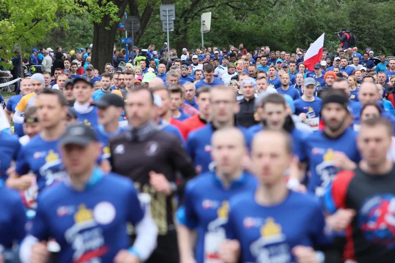 Zawodnicy na trasie XXIX Biegu Konstytucji 3 Maja w Warszawie
