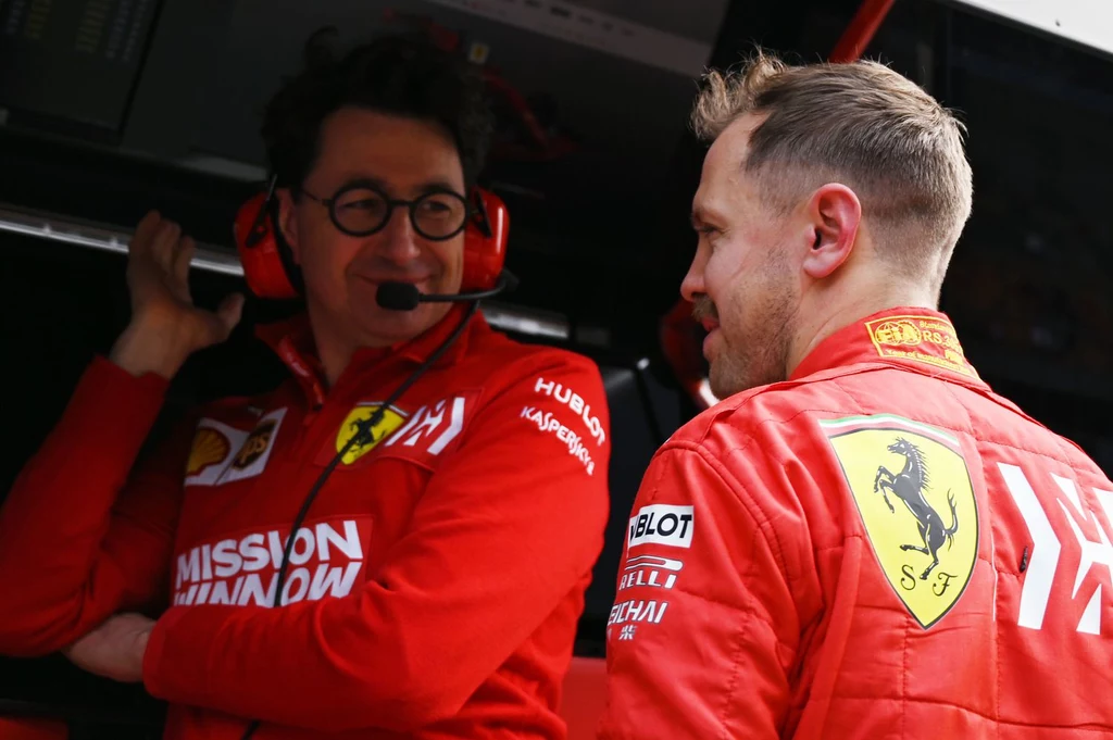 Sebastian Vettel (z prawej) rozmawia z szefem Ferrari - Mattią Binotto
