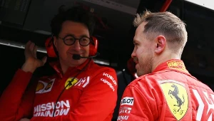 Sebastian Vettel (z prawej) rozmawia z szefem Ferrari - Mattią Binotto