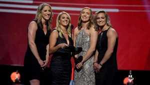 Amerykanki Meghan Duggan, Amanda Kessel oraz Kanadyjki - Brianne Jenner i Marie-Philip Poulin