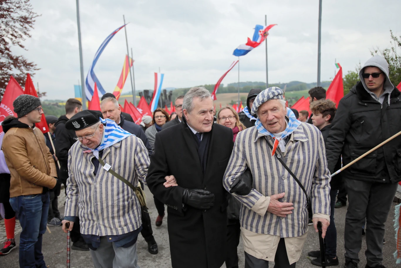 Minister kultury Piotr Gliński (C) oraz byli więźniowie Stanisław Zalewski (P) i Ryszard Stempka (L) podczas uroczystości pod polskim pomnikiem w Mauthausen Minister kultury Piotr Gliński (C) oraz byli więźniowie Stanisław Zalewski (P) i Ryszard Stempka (L) podczas uroczystości pod polskim pomnikiem w Mauthausen