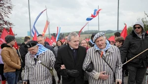 Minister kultury Piotr Gliński (C) oraz byli więźniowie Stanisław Zalewski (P) i Ryszard Stempka (L) podczas uroczystości pod polskim pomnikiem w Mauthausen