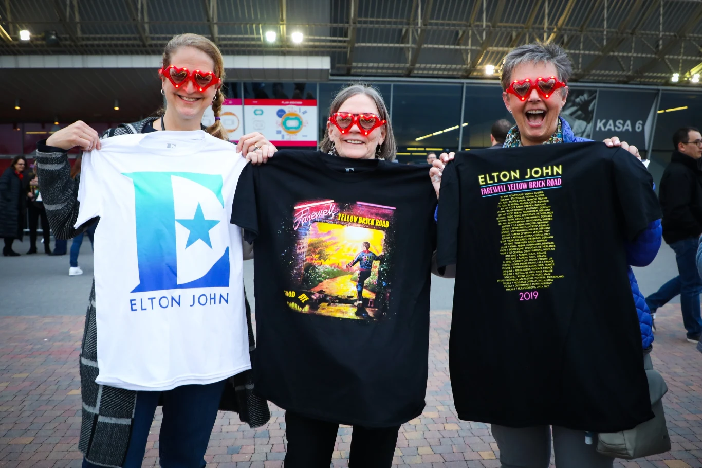 Fani Eltona Johna na koncercie w Krakowie Fani Eltona Johna na koncercie w Krakowie