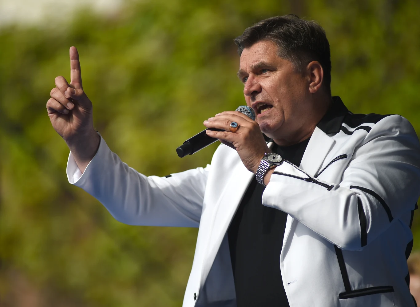 Sławomir Świerzyński ze sceny zadeklarował, że będzie głosował na Adama Bielana, jedynkę listy PiS do europarlamentu. Sławomir Świerzyński ze sceny zadeklarował, że będzie głosował na Adama Bielana, jedynkę listy PiS do europarlamentu.