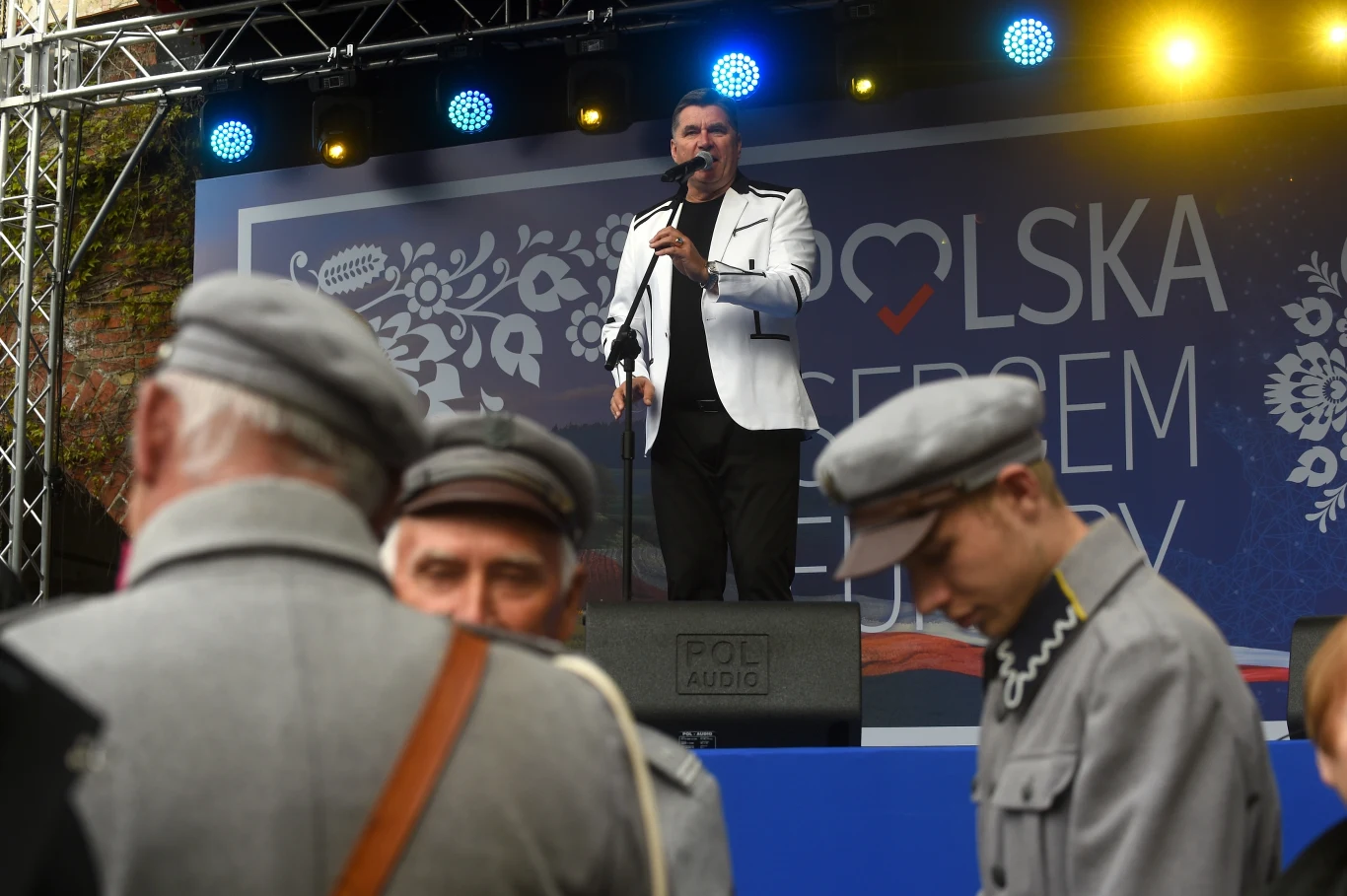 Jarosław Kaczyński nie został na koncercie Bayer Full. "Niektóre piosenki znam i wcale się nie wstydzę, bo wstydzą się ci, którzy mają kompleksy. Ja nie mam. Niech żyje wolna Polska!" - stwierdził prezes PiS. Jarosław Kaczyński nie został na koncercie Bayer Full. "Niektóre piosenki znam i wcale się nie wstydzę, bo wstydzą się ci, którzy mają kompleksy. Ja nie mam. Niech żyje wolna Polska!" - stwierdził prezes PiS.